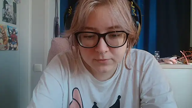 Snapshot of LolaWEI chatting on October 2025 07:21:01 AM LolaWEI online show from October 2025 07:21:01 AM