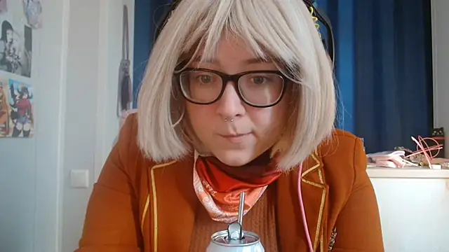 Snapshot of LolaWEI chatting on October 2025 07:20:01 AM LolaWEI online show from October 2025 07:20:01 AM