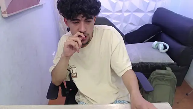 Snapshot of Liil_boy chatting on October 2025 04:12:01 AM Liil boy online show from October 2025 04:12:01 AM