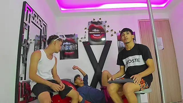 Snapshot of VERY_HOT_GUYS chatting on October 2025 02:07:01 AM VERY HOT GUYS online show from October 2025 02:07:01 AM