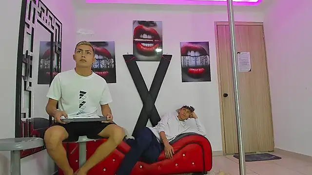 Snapshot of VERY_HOT_GUYS chatting on October 2025 01:35:01 AM VERY HOT GUYS online show from October 2025 01:35:01 AM