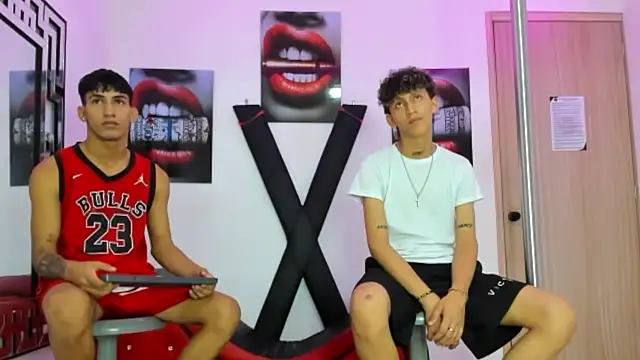 Snapshot of VERY_HOT_GUYS chatting on October 2025 01:30:02 AM VERY HOT GUYS online show from October 2025 01:30:02 AM