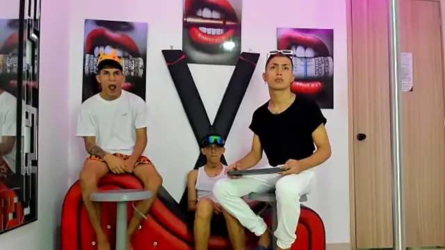 Snapshot of VERY_HOT_GUYS chatting on October 2025 01:17:01 AM VERY HOT GUYS online show from October 2025 01:17:01 AM