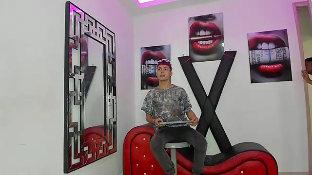 Snapshot of VERY_HOT_GUYS chatting on November 2025 01:28:01 AM VERY HOT GUYS online show from November 2025 01:28:01 AM