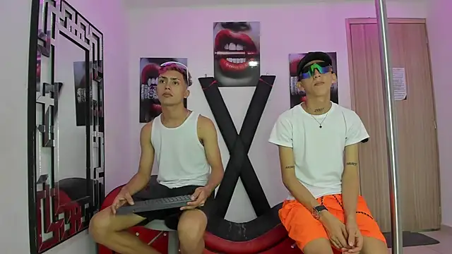 Snapshot of VERY_HOT_GUYS chatting on November 2025 01:33:02 AM VERY HOT GUYS online show from November 2025 01:33:02 AM