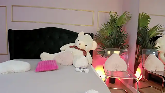 KirraWhite online show from October 2025 05:16:01 AM