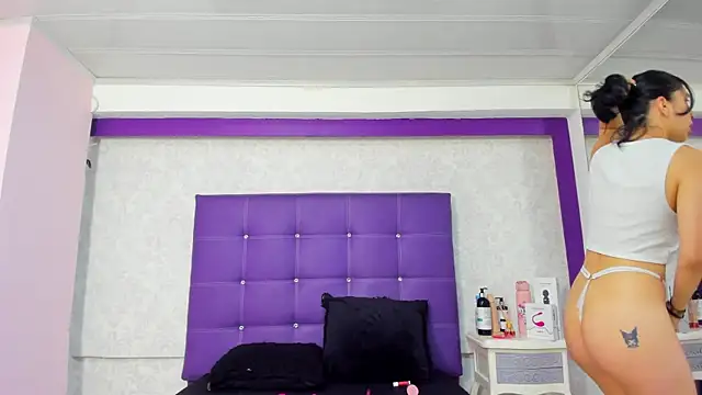 Snapshot of LeaMoreau22 chatting on October 2025 12:17:01 PM LeaMoreau22 online show from October 2025 12:17:01 PM