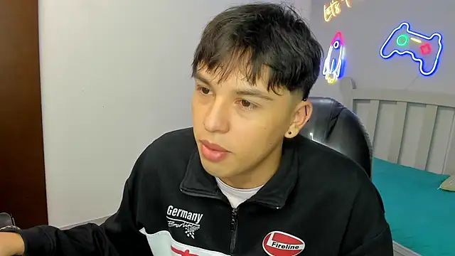 Snapshot of StiwenTwink chatting on November 2025 02:51:01 PM StiwenTwink online show from November 2025 02:51:01 PM