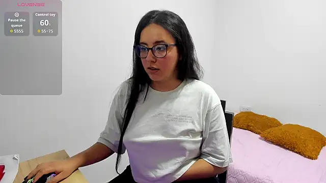 Snapshot of Venus_cat_ chatting on November 2025 10:31:02 PM Venus cat online show from November 2025 10:31:02 PM