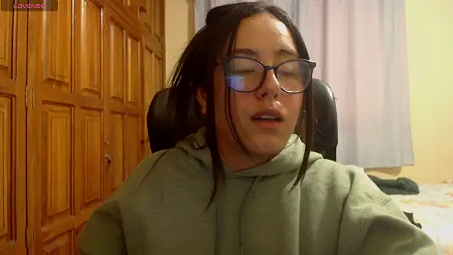 Snapshot of Venus_cat_ chatting on December 2025 08:41:02 AM Venus cat online show from December 2025 08:41:02 AM