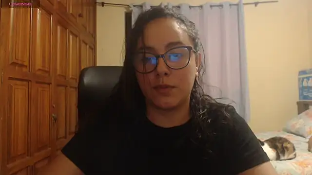 Snapshot of Venus_cat_ chatting on December 2025 04:18:02 AM Venus cat online show from December 2025 04:18:02 AM