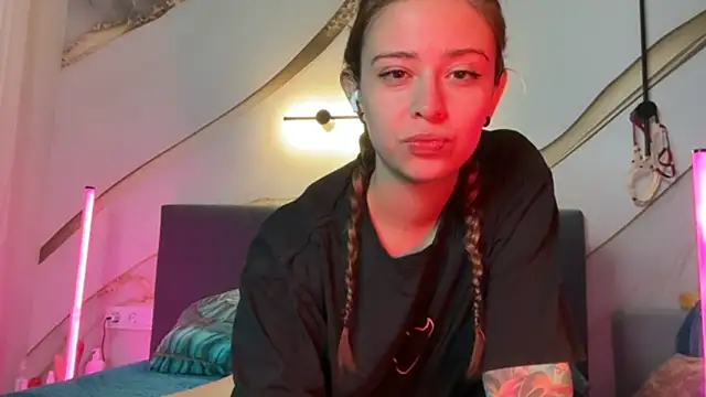 Snapshot of erikaa_miuu chatting on November 2025 05:48:02 PM erikaa miuu online show from November 2025 05:48:02 PM