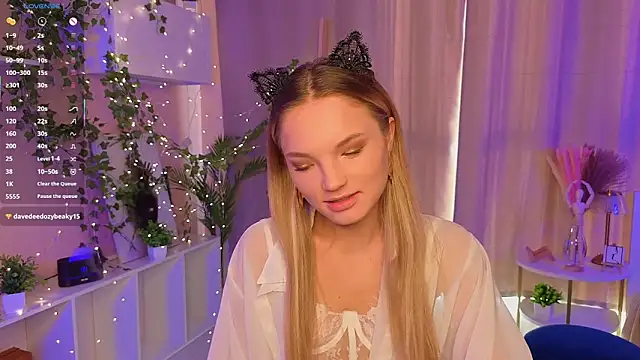 Snapshot of JulieLupo chatting on November 2025 06:13:02 AM JulieLupo online show from November 2025 06:13:02 AM