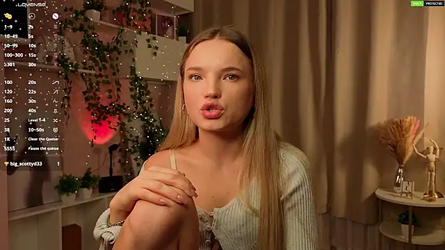 Snapshot of JulieLupo chatting on November 2025 06:08:02 AM JulieLupo online show from November 2025 06:08:02 AM