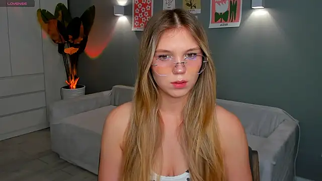 Snapshot of linakorvin chatting on November 2025 01:31:01 PM linakorvin online show from November 2025 01:31:01 PM