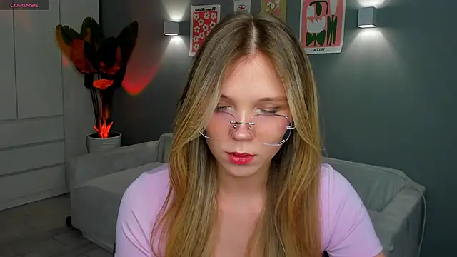 Snapshot of linakorvin chatting on November 2025 01:10:02 PM linakorvin online show from November 2025 01:10:02 PM