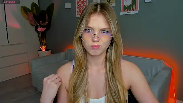 Snapshot of linakorvin chatting on November 2025 01:36:01 PM linakorvin online show from November 2025 01:36:01 PM