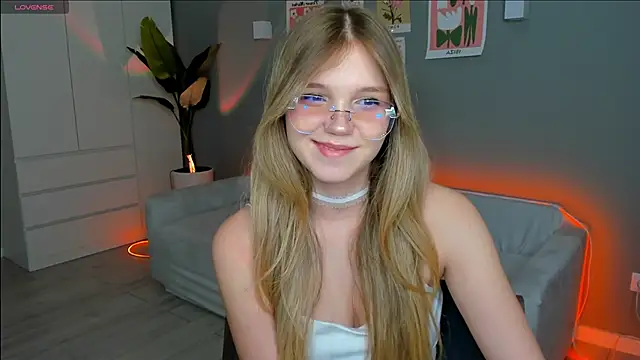 Snapshot of linakorvin chatting on December 2025 01:27:01 PM linakorvin online show from December 2025 01:27:01 PM