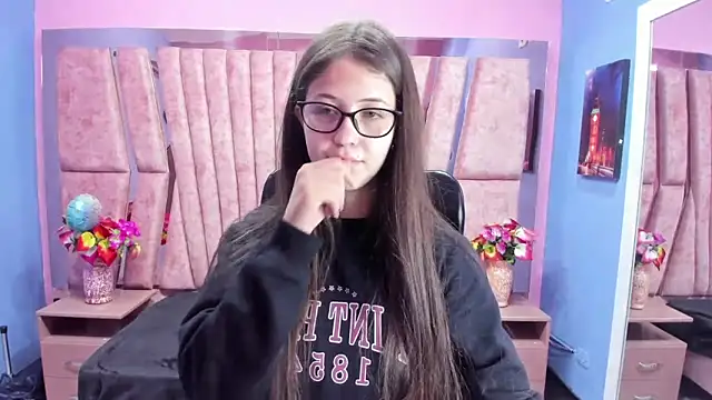 Snapshot of sarah_sweett_ chatting on October 2025 01:23:01 PM sarah sweett online show from October 2025 01:23:01 PM