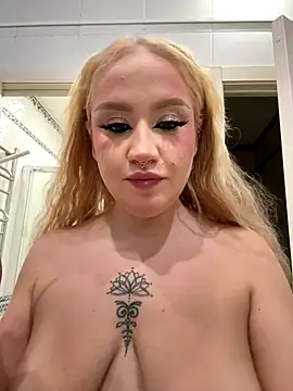 Snapshot of RollDolls chatting on October 2025 05:13:01 AM RollDolls online show from October 2025 05:13:01 AM