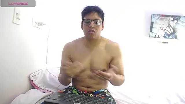 Snapshot of MikeandLindsay chatting on October 2025 10:41:01 PM MikeandLindsay online show from October 2025 10:41:01 PM