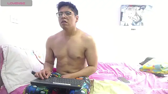 Snapshot of MikeandLindsay chatting on October 2025 10:32:02 PM MikeandLindsay online show from October 2025 10:32:02 PM