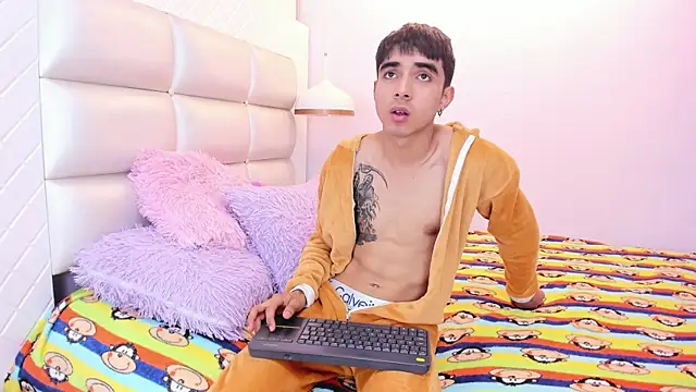 Hottie Guy online show from October 2025 06:16:01 PM