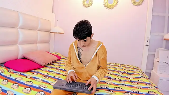 Hottie Guy online show from October 2025 06:07:01 PM