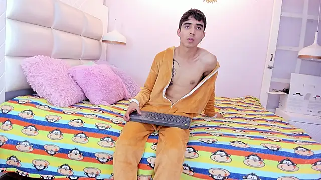 Hottie Guy online show from October 2025 05:57:02 PM