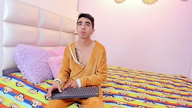 Hottie Guy online show from October 2025 05:47:02 PM