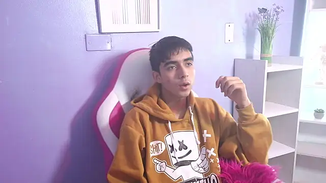 Hottie Guy online show from October 2025 05:46:01 PM