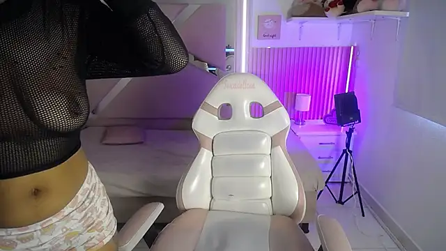 Charlotte ebony  online show from October 2025 01:01:01 PM