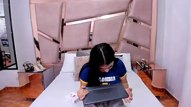 ValentineRouse online show from November 2025 07:27:01 PM