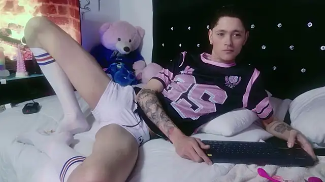 Tyler cat online show from November 2025 01:43:01 PM