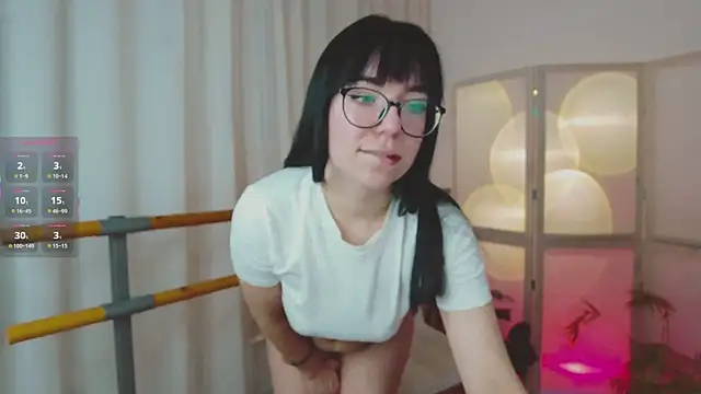 Avelyne  online show from November 2025 08:52:01 PM