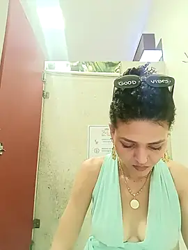 Larissinhamm online show from November 2025 11:03:01 PM