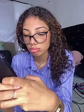 Snapshot of Azza__Slimene chatting on October 2025 03:22:02 PM Azza Slimene online show from October 2025 03:22:02 PM