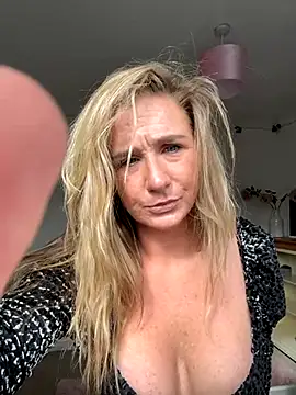 MimiMaee online show from October 2025 11:41:02 AM