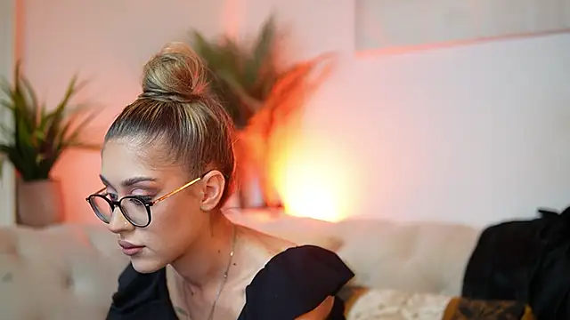 Snapshot of AileenKiss chatting on October 2025 06:06:01 PM AileenKiss online show from October 2025 06:06:01 PM