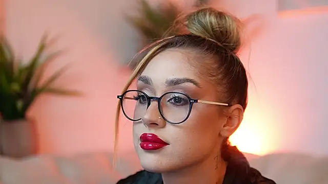 Snapshot of AileenKiss chatting on October 2025 06:41:01 PM AileenKiss online show from October 2025 06:41:01 PM