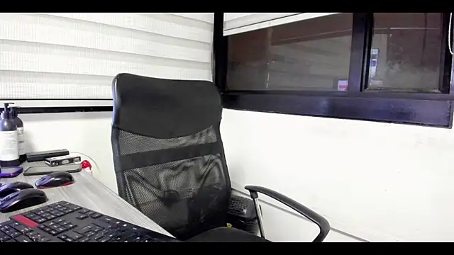 Xander Taylor  online show from October 2025 05:04:02 AM