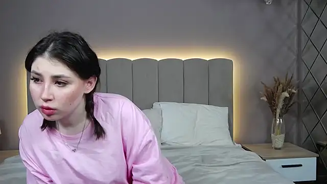 Snapshot of DianaMello chatting on October 2025 04:02:01 AM DianaMello online show from October 2025 04:02:01 AM