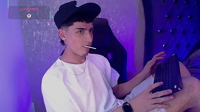 Snapshot of MateoMitchell chatting on November 2025 05:17:01 AM MateoMitchell online show from November 2025 05:17:01 AM