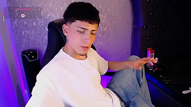 Snapshot of MateoMitchell chatting on December 2025 05:57:02 AM MateoMitchell online show from December 2025 05:57:02 AM