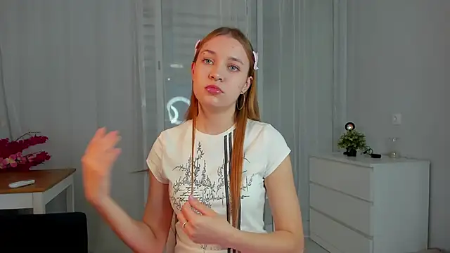 Snapshot of MarindaRuud chatting on October 2025 12:50:02 PM MarindaRuud online show from October 2025 12:50:02 PM