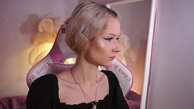 Snapshot of Celeste_eyes0n chatting on October 2025 08:42:02 PM Celeste eyes0n online show from October 2025 08:42:02 PM