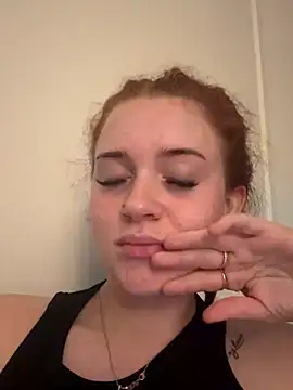 xoElle31 online show from October 2025 08:17:02 PM