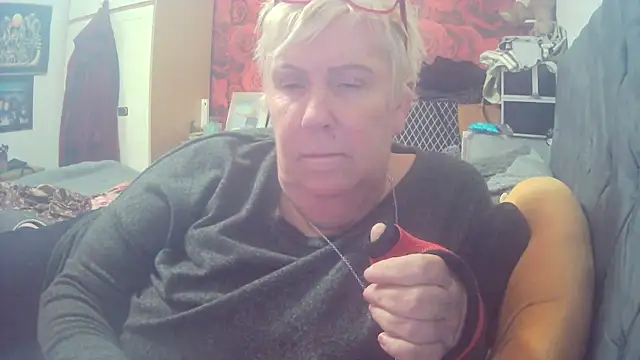 Playful MILF Demi online show from October 2025 12:05:02 PM