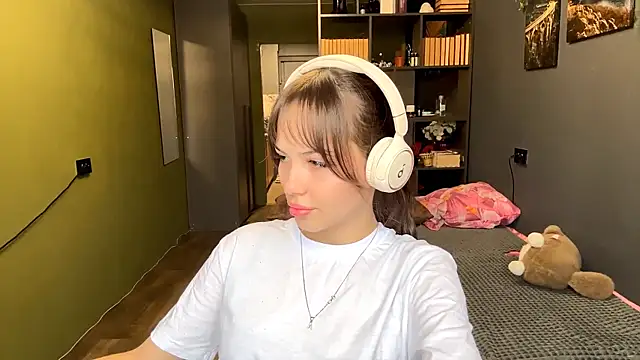 Snapshot of MysticAlisa chatting on December 2025 06:33:02 AM MysticAlisa online show from December 2025 06:33:02 AM