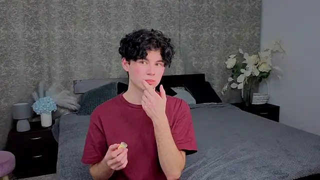 Snapshot of Cute_Mike chatting on November 2025 07:58:01 PM Cute Mike online show from November 2025 07:58:01 PM